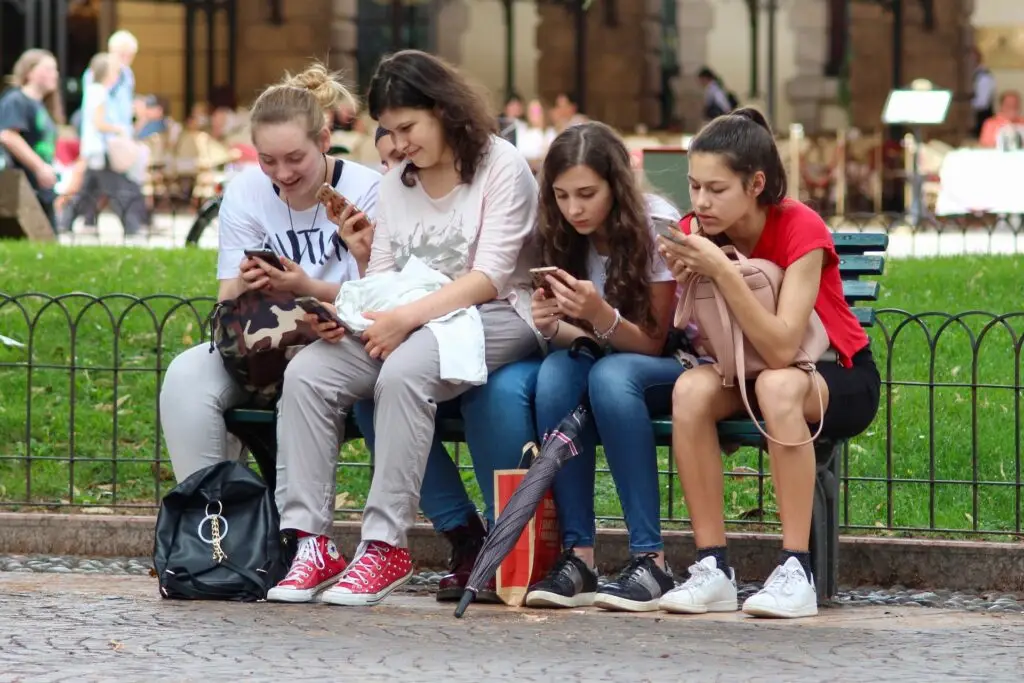 girls on their phone