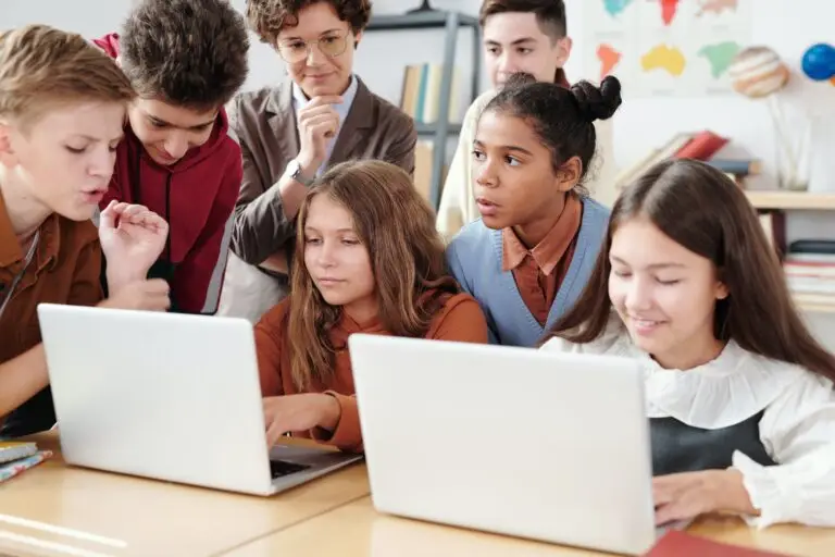 She Maps students on digital literacy